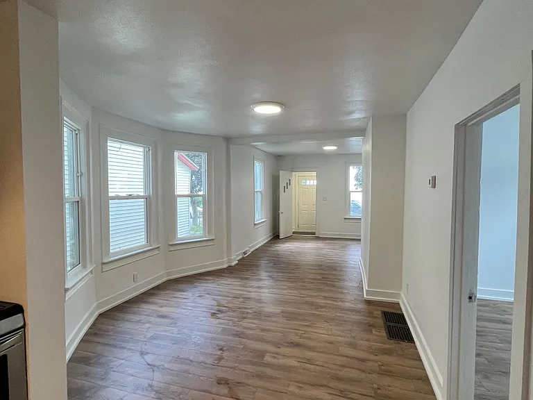 858 Baxter St SE — Photo 3