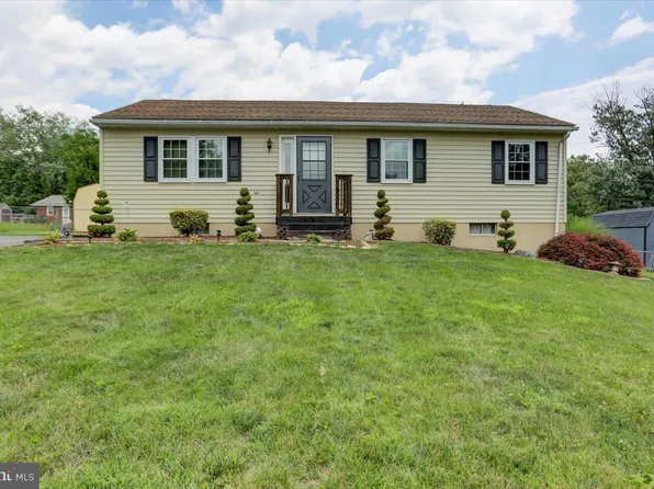 904 Fox Meadow Rd, Chambersburg, PA 17202