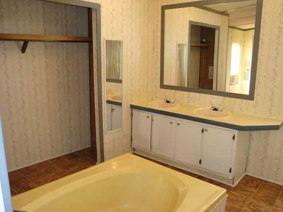 garden tub w double vanit