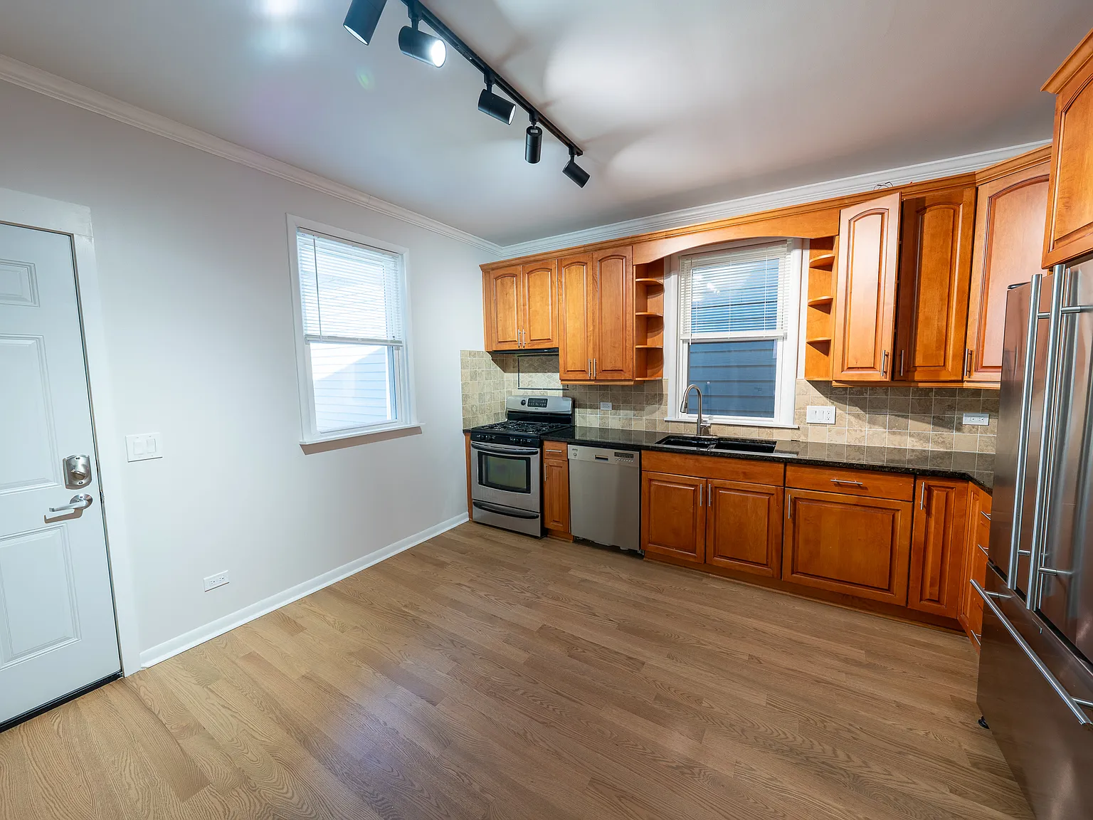 3 bed, $3,200 — Photo 3