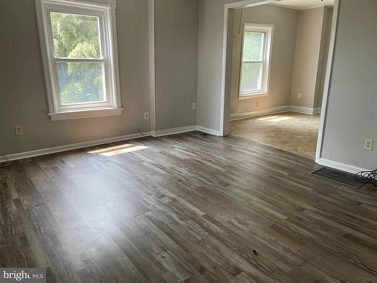 215 Chapel Ave — Photo 6