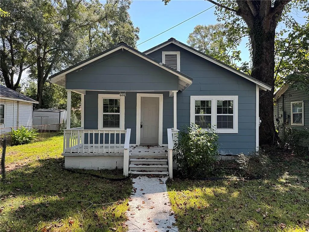 3 bed, 1.0 bath, 1032 sqft, $1,200 — Photo 1