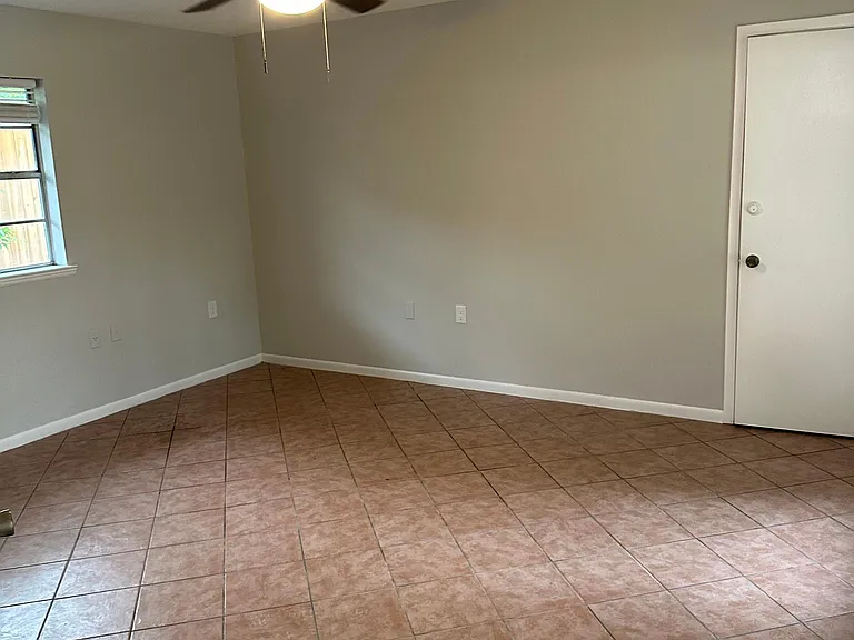401 Rolling Hills Dr — Photo 8