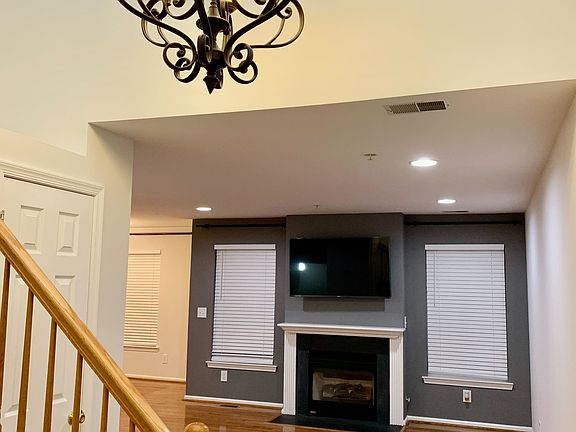 3rd image of 1070 Shadowlawn Dr