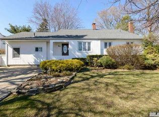 9 Warren Pl, Plainview, NY 11803