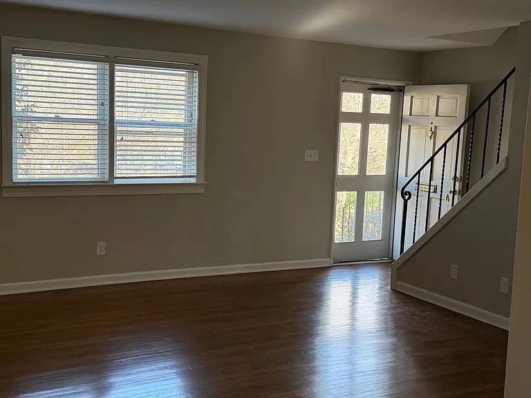 1076 Nichols Dr — Photo 2