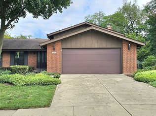 2059 Spring Green Dr, Wheaton, IL 60189