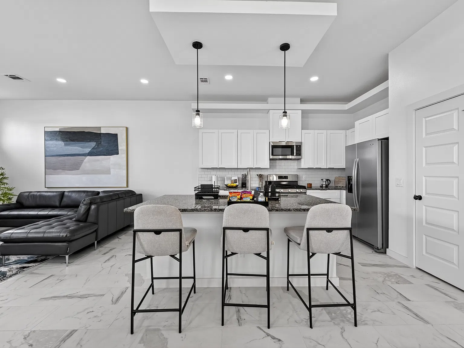 3 bed, 2.5 bath, 2100 sqft, $5,750 — Photo 1