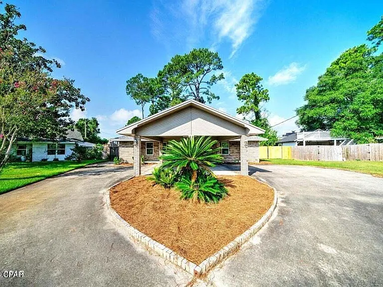350 Greenwood Cir — Photo 4