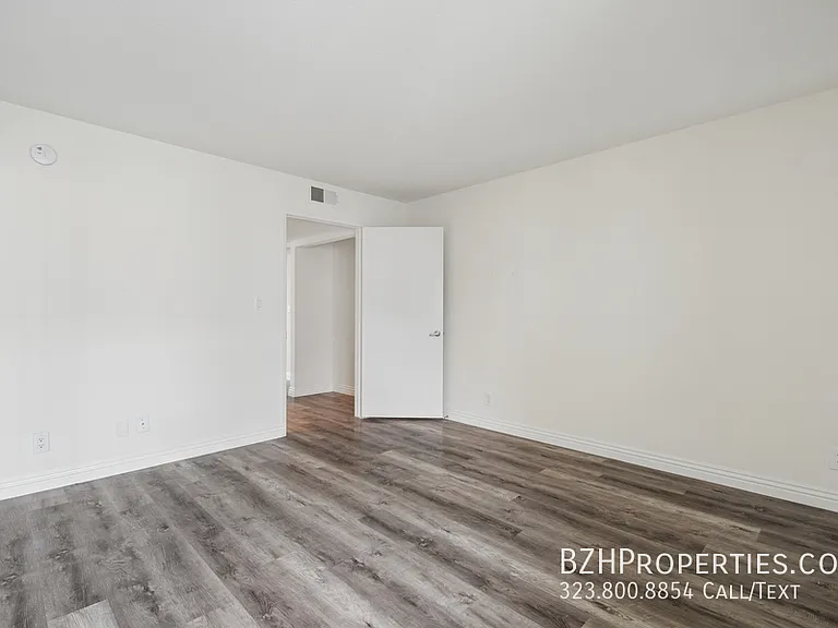 870 Crenshaw — Photo 17