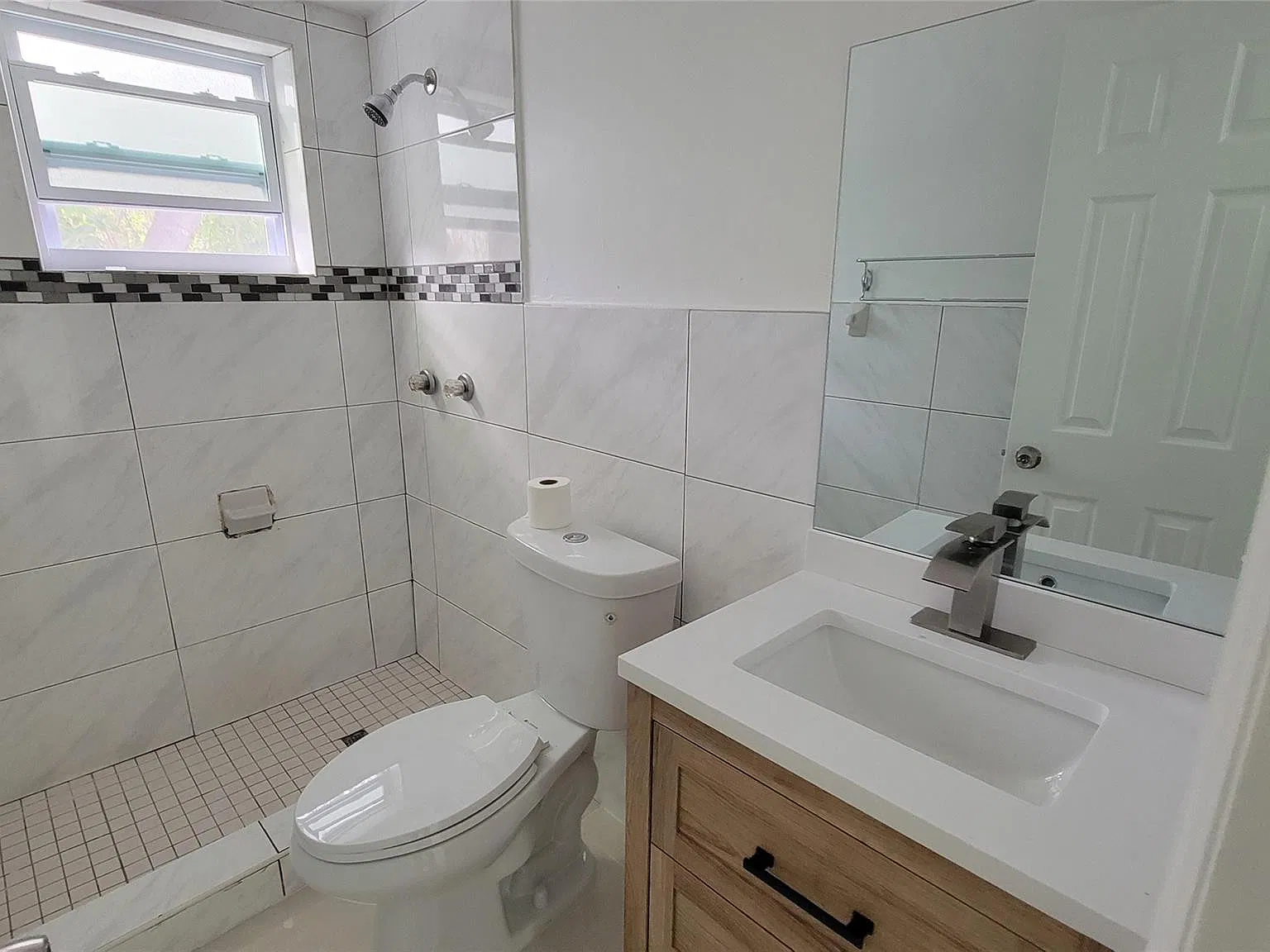 3 bed, 2.0 bath, 1000 sqft, $3,100 — Photo 3