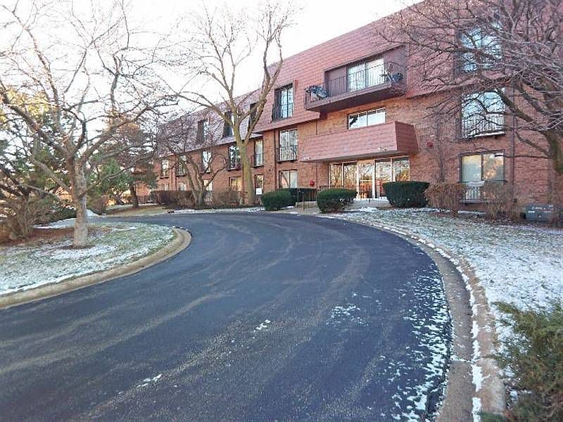 Welcome to 4000 Dundee Road Unit 208, Northbrook!