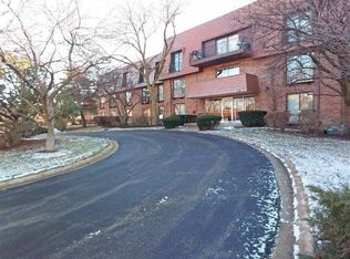 4000 Dundee Rd APT 208, Northbrook, IL 60062