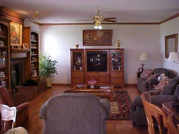 3rd image of 2105 Lakeview Dr