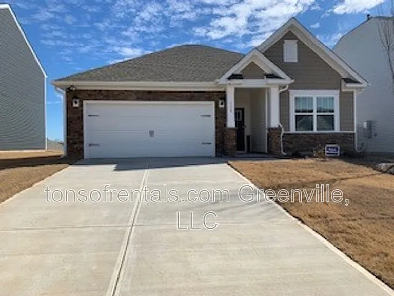 938 Pineland Dr — Photo 2