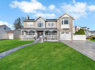 1028 Fairway Rd, Franklin Square, NY 11010