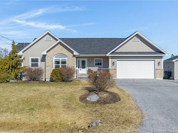 15 Trillium Dr, Quispamsis, NB E2E 0K9