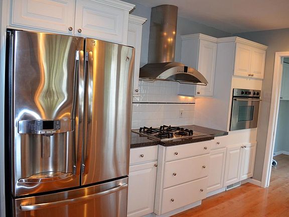 4th image of 2937 Lake Dr SE