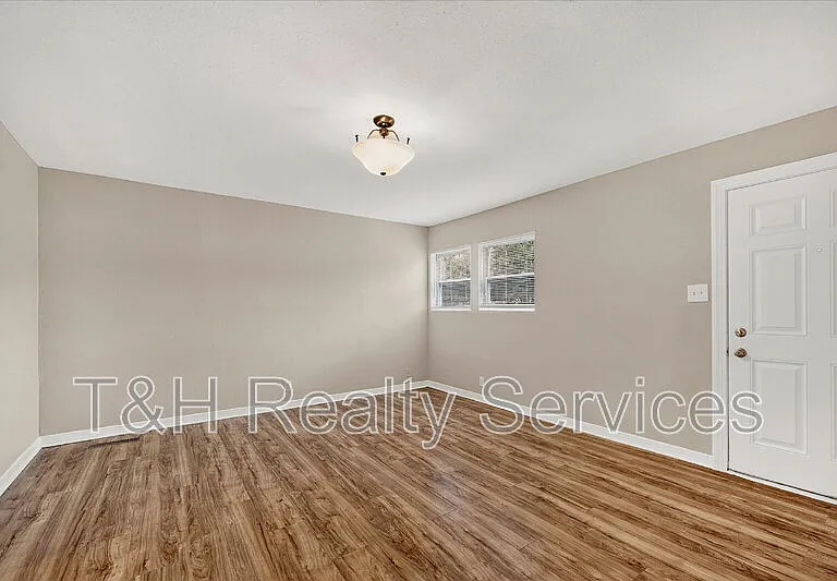 4924 Farrington Ave — Photo 9