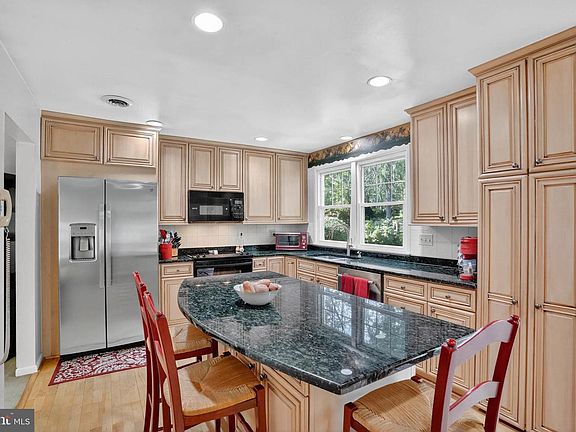 5th image of 396 Aurora Dr