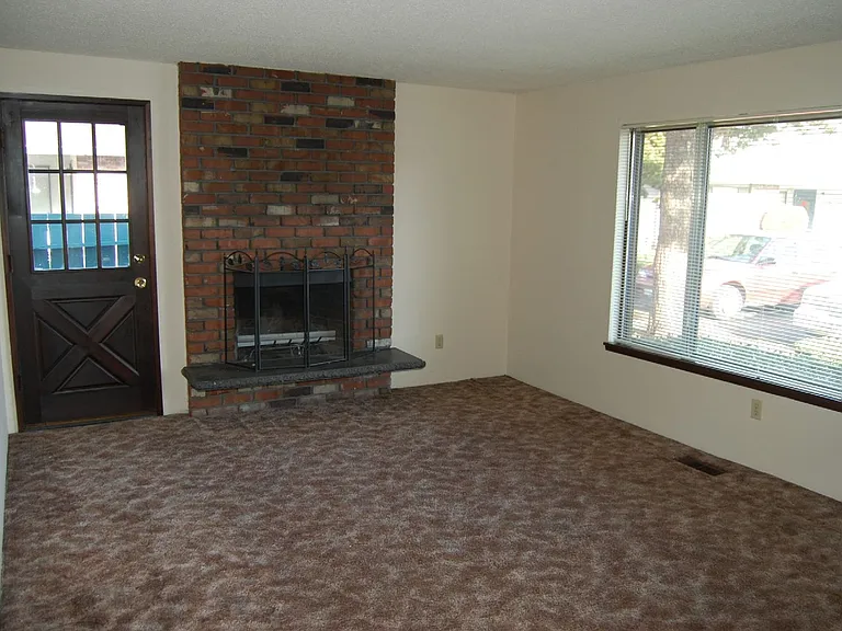 8775 SW Locust St #1-14 — Photo 2