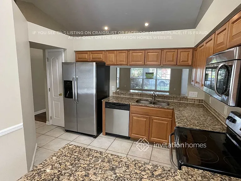 829 W Charing Cross Cir — Photo 5