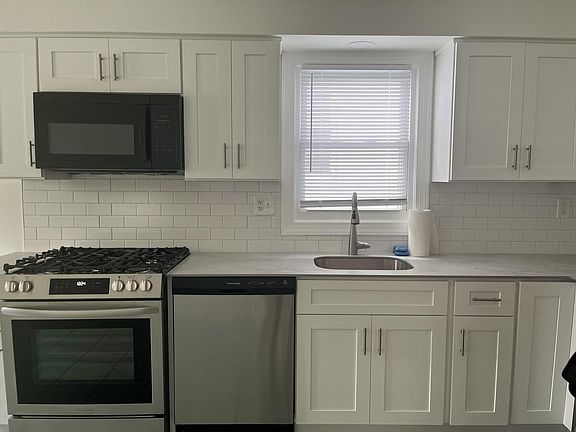 2nd image of 931 Pavonia Ave Floor 2
