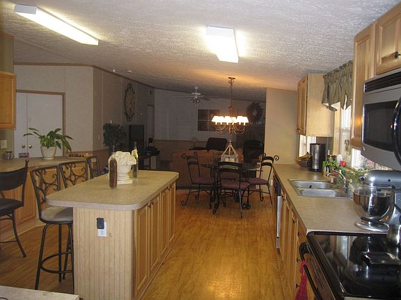 LARGE ISLAND KITCHEN