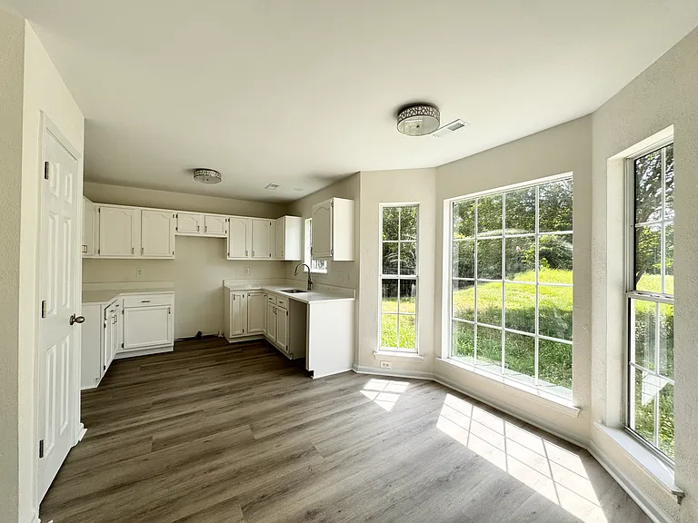 8413 Hirsch Dr — Photo 4