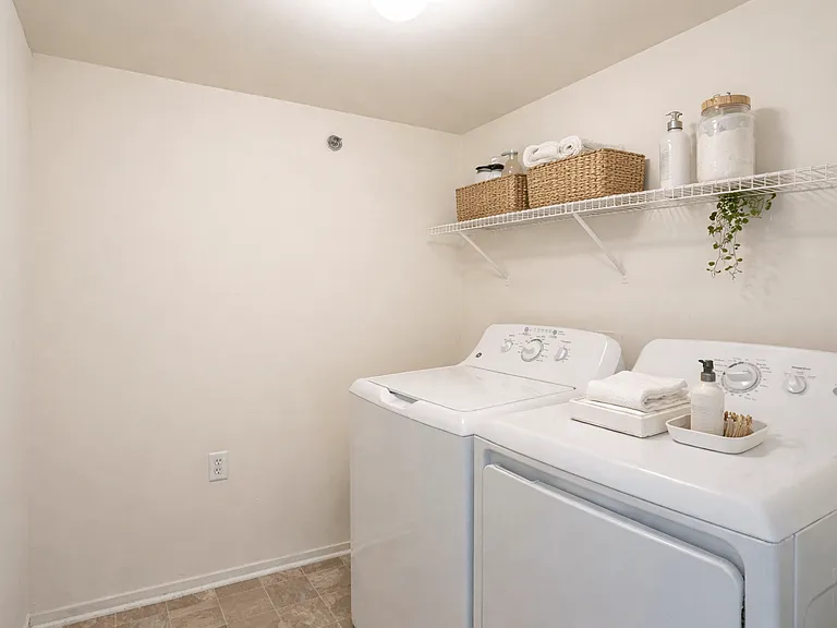 Portsmouth Apartments — Photo 8