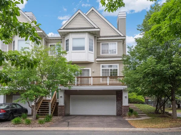 215 Christenson Way NE, Fridley, MN 55432