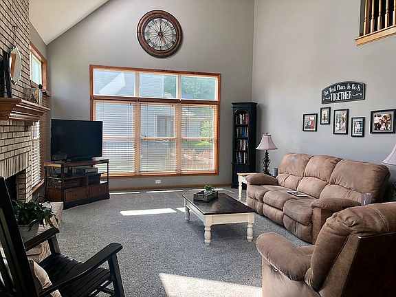 2 story vaulted family room 