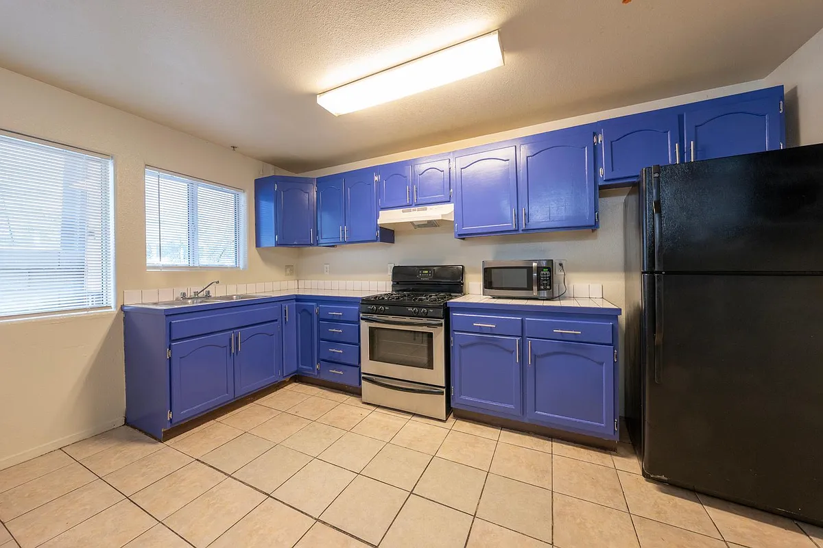 Building Photo - 5231 Huntington Dr N #3