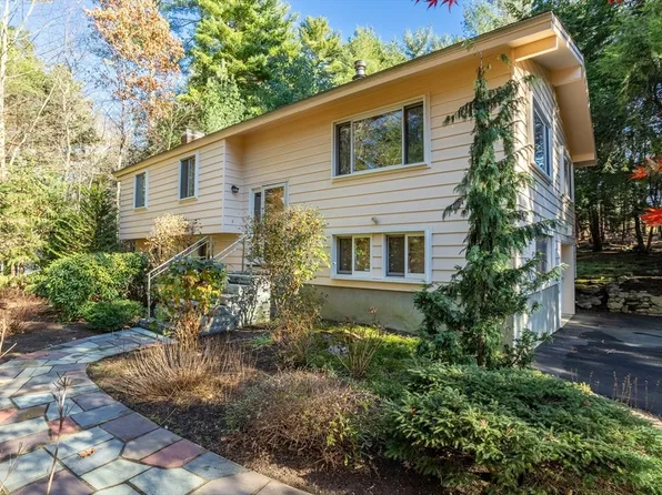 6 Lido Ln, Bedford, MA 01730