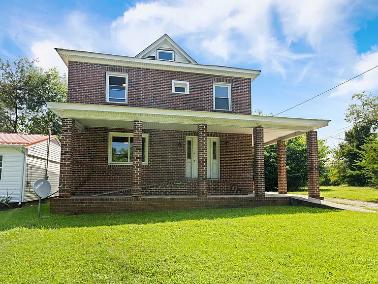 516 N Center St — Photo 2