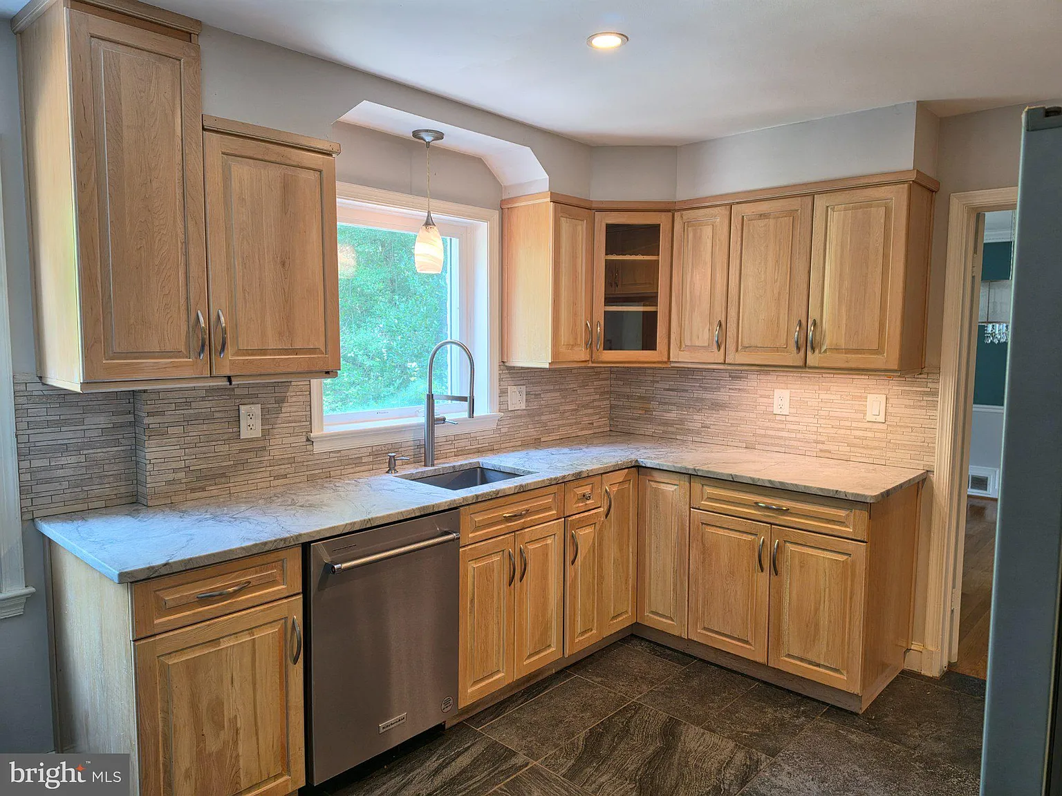 4 bed, 2.5 bath, 2244 sqft, $4,900 — Photo 2