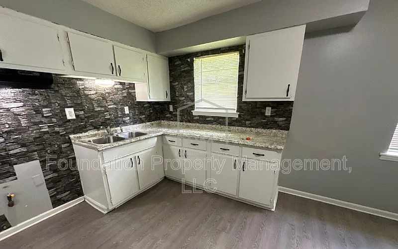 3 bed, 1.0 bath, 998 sqft, $975 — Photo 4