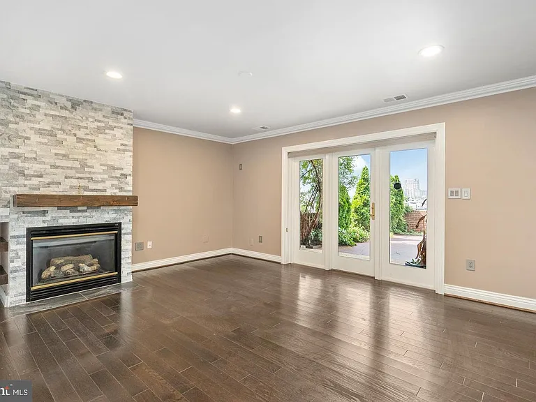 2419 Boston St — Photo 3