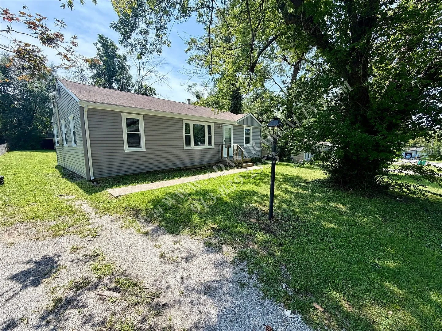 Cute 3 Bed 1 Bath in Raytown-Available NOW!! — Photo 2
