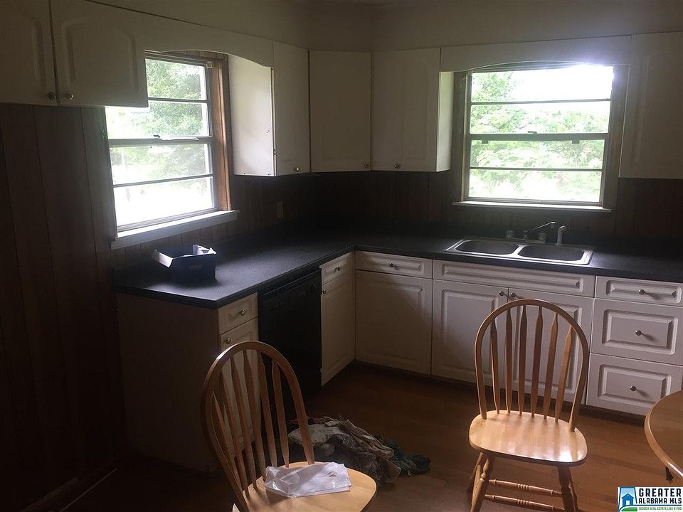 2nd image of 136 Bailey St
