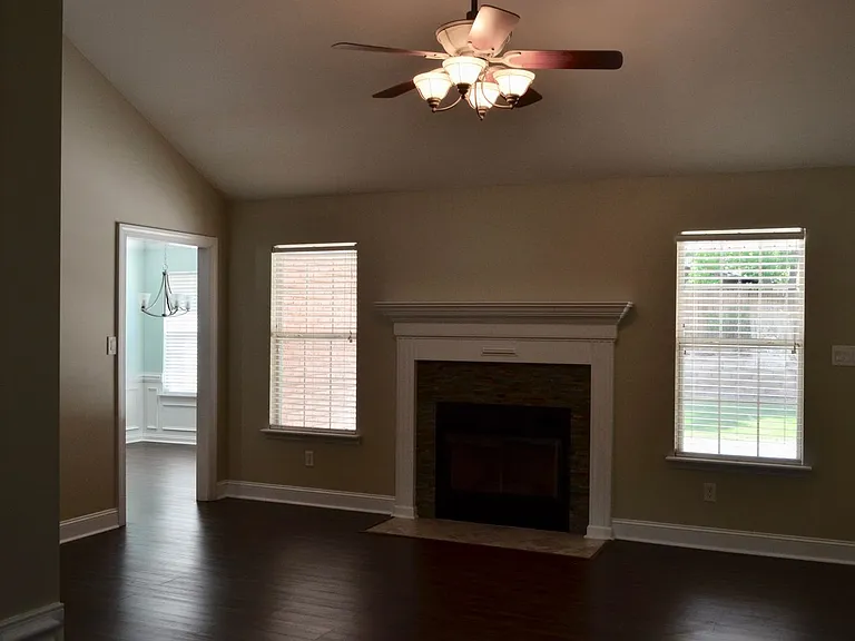 816 Stoneview Dr — Photo 4