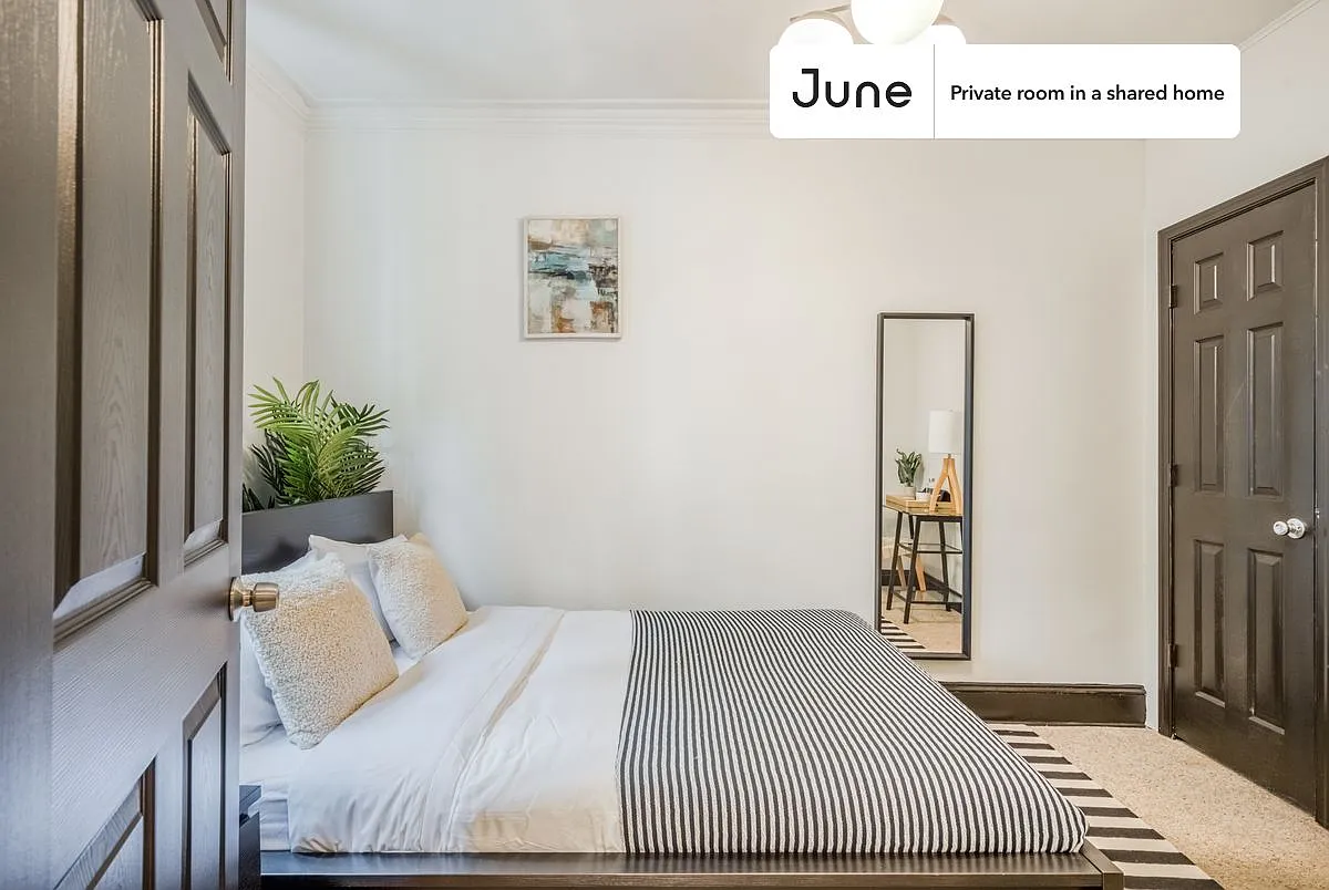 Full bedroom in 5 bed/2 bath home in Woodley Park #226 B — Photo 3