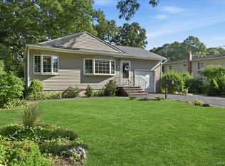 25 W Oakdale Street, Bay Shore, NY 11706