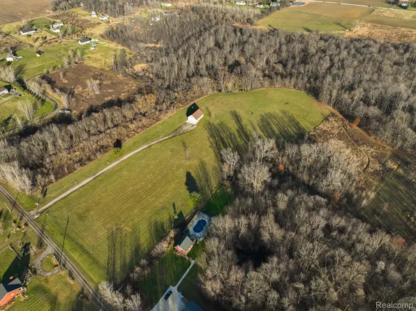 9377 Crofoot Rd, Fowlerville, MI 48836
