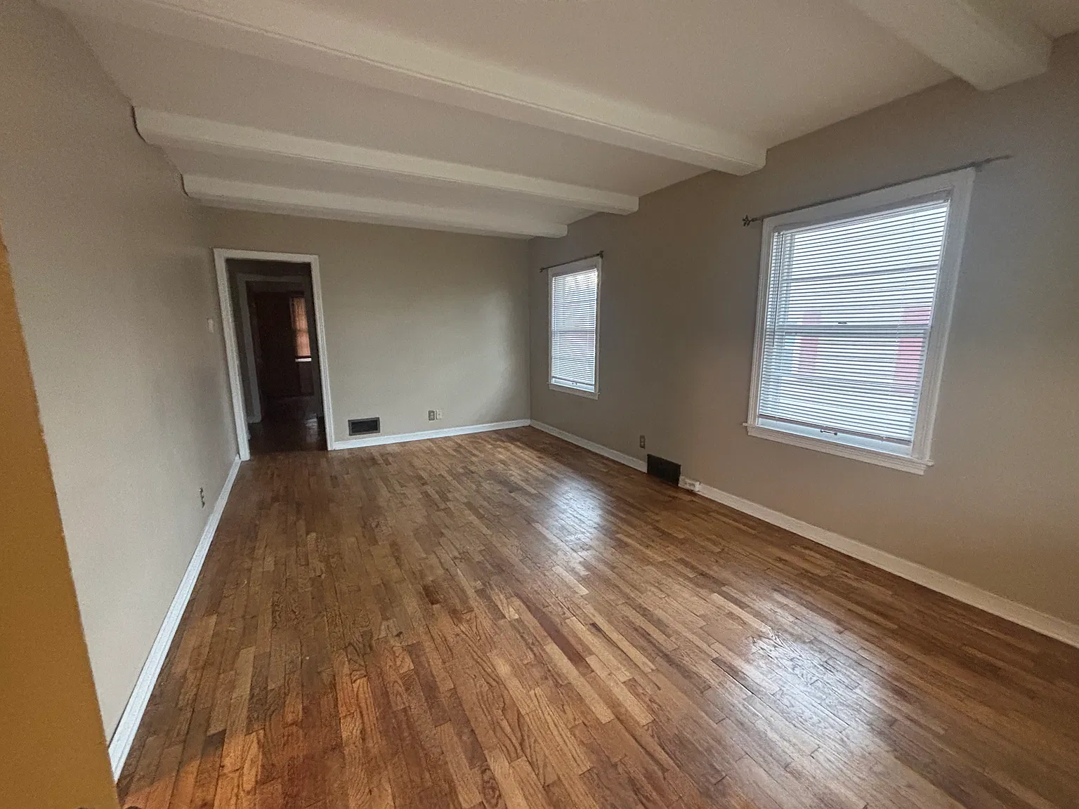 3 bed, 864 sqft, $1,300 — Photo 2