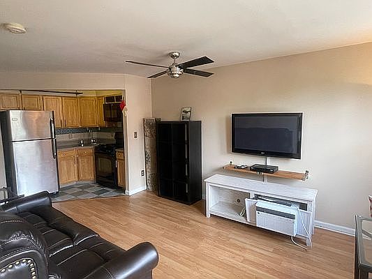 5th image of 166 Jefferson Ave #2