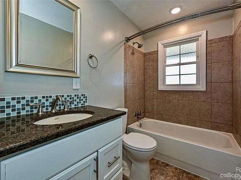 1025 McArthur Ave #2 — Photo 8