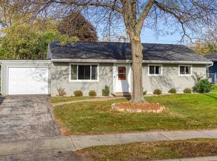 944 London St, Menasha, WI 54952