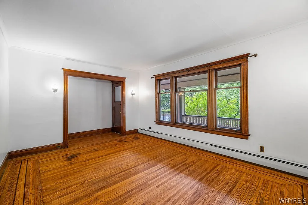 3 bed, 1.0 bath, 2652 sqft, $1,600 — Photo 4