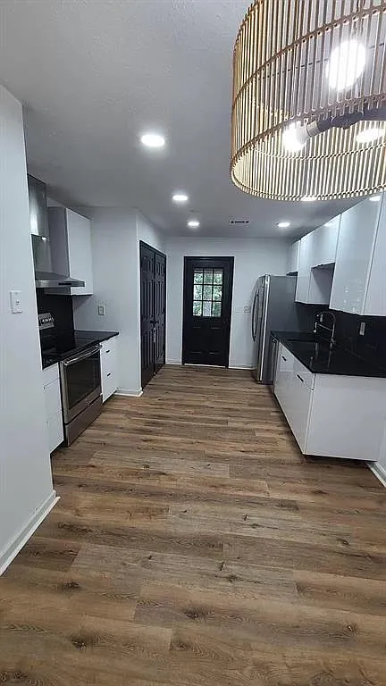 2 bed, 2.0 bath, 2132 sqft, $1,999 — Photo 2
